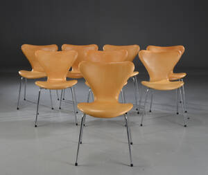 Arne Jacobsen. Otte stole model 3107 Syveren, cognacfarvet læder 8 Denne vare er sat til omsalg under nyt varenummer 4944905