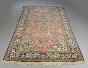 Orientalsk tæppe med rød bund og blå hovedbort, 223 x 137 cm.