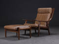 Hans J. Wegner 1914-2007. Hvilestol med skammel 2