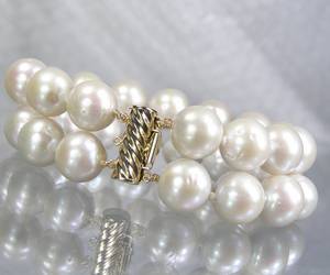 Südsee-Perlarmband, 2-reihig mit  einem Verschluss in Gelbgold