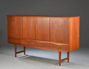 Dansk møbelproducent. Høj skænk af teaktræ