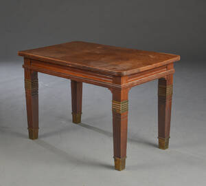 Bord af mahogni med profilerede tilspidsede ben.