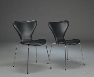 Arne Jacobsen. To syverstole model 3107, sort læder. 2