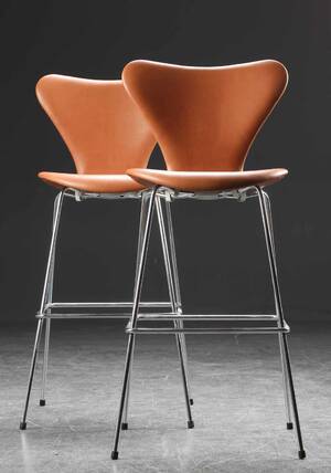 Arne Jacobsen. Par Syver barstole i cognacfarvet læder, model 3197 2