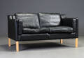 Dansk møbelproducent. To-pers. sofa, klassisk model, sort bøffellæder Denne vare er sat til omsalg under nyt varenummer 4328091