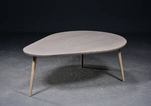 Dråbeformet sofabord i massiv eg