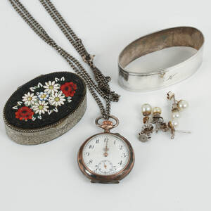 SILVERFÖREMÅL Mormorsur, halsband, örhängen, mm