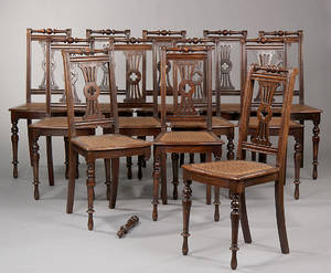 Et sæt på 12 stole af mørkbejdset egetræ. 12