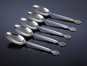 Georg Jensen. Dronning, fem middagsskeer af sølv og sterlingsølv 5