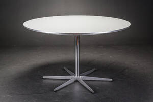 Arne Jacobsen. Cirkulært spisebord