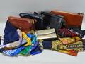 5 handväskor och ca 11 scarves