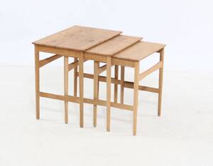 Hans J. Wegner. Tre indskudsborde af massivt egetræ