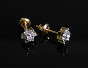 Par ørestikkere. Ca. 0.30 ct 2