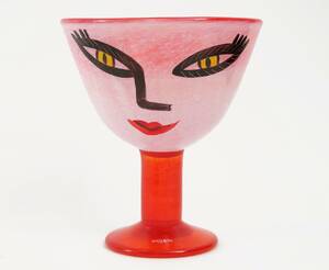 Skål på fot, Ulrica Hydman-Vallien för Kosta Boda