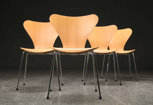 Arne Jacobsen. Fire 7er-stole model 3107 4 