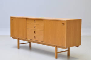 Dansk Møbelproducent. Lav skænk i eg. 1950erne