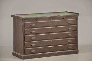 Arkivskab af brunmalet træ, ca. 19201930