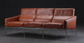 Arne Jacobsen 1902-1971. Lufthavnssofa , Cognacfarvet læder