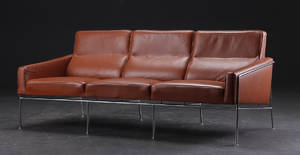 Arne Jacobsen 1902-1971. Lufthavnssofa , Cognacfarvet læder