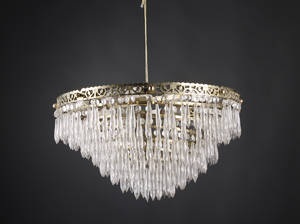 Lysekrone behængt med prismer