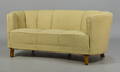Dansk møbelproducent. To-pers. bananformet sofa