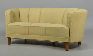 Dansk møbelproducent. To-pers. bananformet sofa