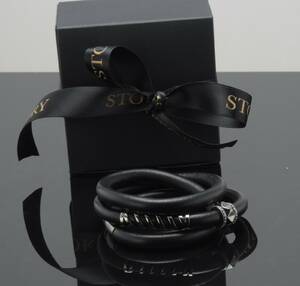 Kranz  Ziegler, STORY armbånd af sort lammeskind med 2 charms