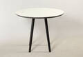 Rundt hvidt spisebord med sortlakerede ben