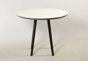 Rundt hvidt spisebord med sortlakerede ben