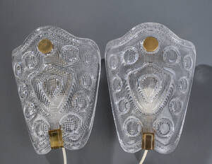 Carl Fagerlund for Orrefors. To skjoldformede væglamper af glas og messing 2