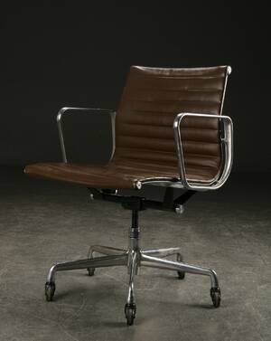 Charles Eames. Kontorstol fra serien Aluminium Group Konference, læder Denne vare er sat til omsalg under nyt varenummer 4945238