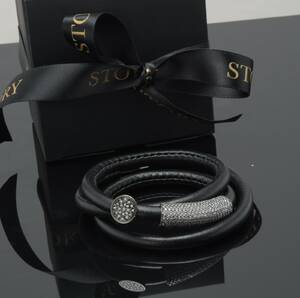 Kranz  Ziegler STORY armbånd af sort kalveskind med 2 charms af sterling sølv med cubic zirkonia