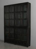 VitrineskabSkab, sort antikbemalet træ.