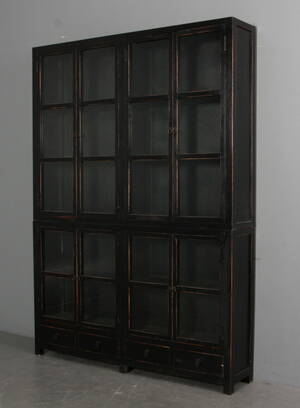 VitrineskabSkab, sort antikbemalet træ.