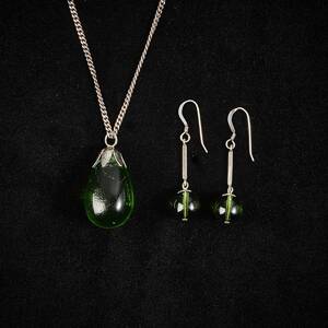 Halsband, örhängen