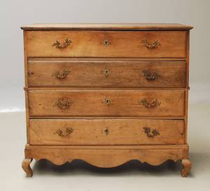 Kommode i egetræ. 1800-tallet.
