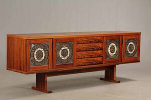 Dansk møbelproducent, Lav skænk i palisander, låger med fliser.