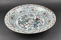 Rundt kinesisk fad af porcelæn dekoreret i farver, 1800-tallet