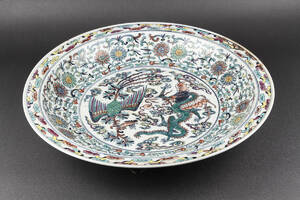 Rundt kinesisk fad af porcelæn dekoreret i farver, 1800-tallet