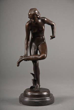 Bronzefigur af ung kvinde