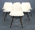 Charles Eames Sæt på seks skalstole i råhvid glasfiber, model DSW 6
