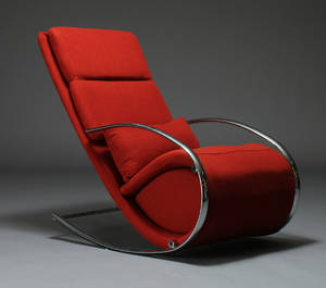 Moderne design gyngestol med skammel, model Temparance. Udstillingsmodel.