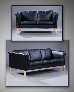 Ubekendt møbelproducent. Tre-pers. samt to-pers. sofa, fritstående, sort læder, 2