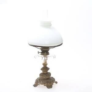 BORDSFOROGENLAMPA, 1800-tal, oljehus med slipad dekor,