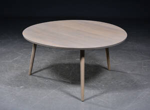 Cirkulært sofabord i massiv eg