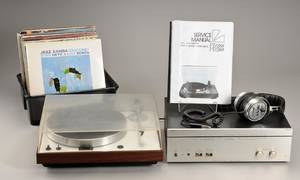 En Luxman pladespiller, en Luxman forstærker, et par Best høretelefoner samt div. LPer. 59