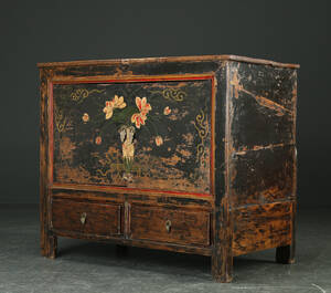 Kinesisk skab af bemalet træ