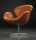 Arne Jacobsen. Svane lænestol, cognacfarvet læder  Denne vare er sat til omsalg under nyt varenummer 4125447