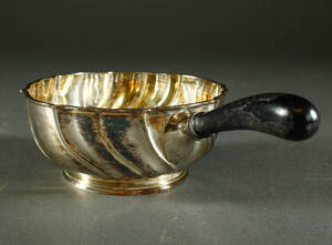 Skævknækket cocotte af tre tårnet sølv. Vægt 246 gram