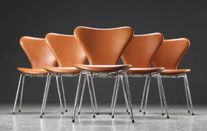 Arne Jacobsen. Seks syverstole model 3107, cognacfarvet læder 6 